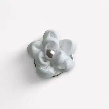 Curlie bloem van stof met parel – wit (2,5 cm)