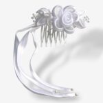 Witte haar­kam met satijnen roos en linten