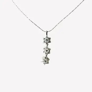 Ketting ‘Camellia’ – Verzilverd met 3 Strass Bloemen