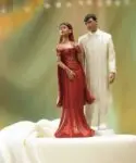 Porseleinen taarttopper met traditionele Indiase bruid in rode sari en bruidegom in witte attire, handbeschilderd