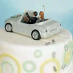 Taarttopper Honeymoon Couple in Auto – Porselein