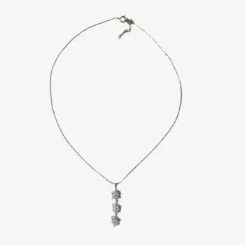 Ketting ‘Camellia’ – Verzilverd met 3 Strass Bloemen