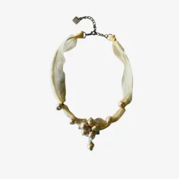 Ketting ‘Magnolia’ – Organza & Satijnkoord met Wilde Parel en Swarovski