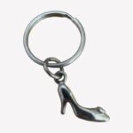 Sleutelhanger met zilverkleurig muiltje van 3 cm, Assepoester geïnspireerd design.