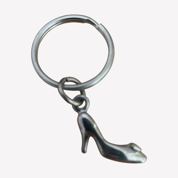 Sleutelhanger met zilverkleurig muiltje van 3 cm, Assepoester geïnspireerd design.