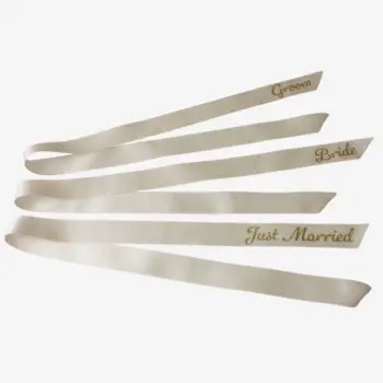 Gepersonaliseerd satijnlint in ivoor met gouden opdruk – teksten Groom, Bride en Just Married – 2,5 cm breed, 70 cm lang.