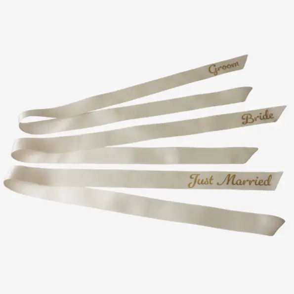 Gepersonaliseerd satijnlint in ivoor met gouden opdruk – teksten Groom, Bride en Just Married – 2,5 cm breed, 70 cm lang.