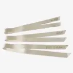 Gepersonaliseerd satijnlint 2,5 cm breed en 70 cm lang in ivoor met gouden opdruk, lettertype 2, teksten Groom, Bride en Just Married.