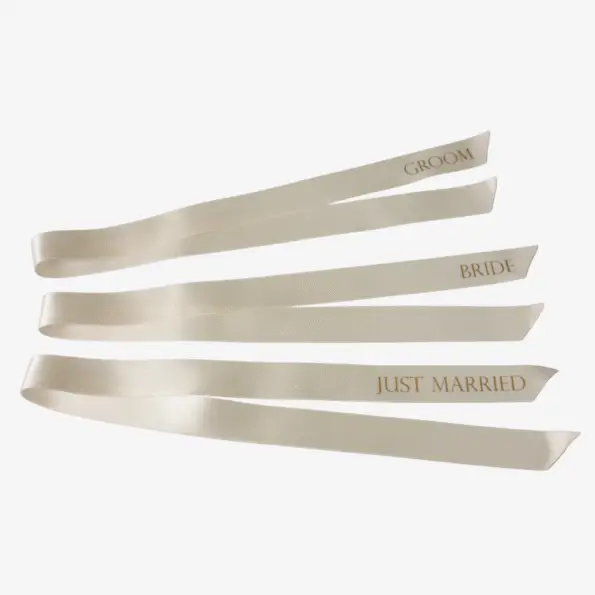Gepersonaliseerd satijnlint 2,5 cm breed en 70 cm lang in ivoor met gouden opdruk, lettertype 2, teksten Groom, Bride en Just Married.
