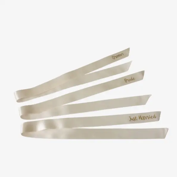 Gepersonaliseerd satijnlint 2,5 cm breed en 70 cm lang in ivoor met gouden opdruk, lettertype 3, teksten Groom, Bride en Just Married.
