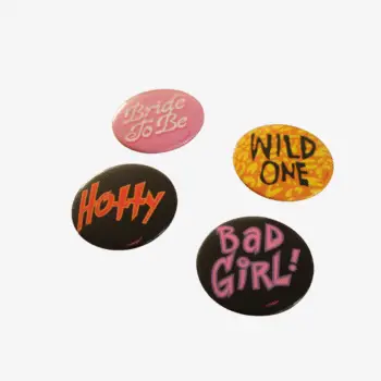 Set van vier kleurrijke vrijgezellenfeest buttons met teksten Bride To Be, Wild One, Hotty en Bad Girl!