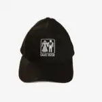 Zwarte baseball cap met wit geborduurd “Game Over”-logo van bruid en bruidegom, perfect voor vrijgezellenfeest