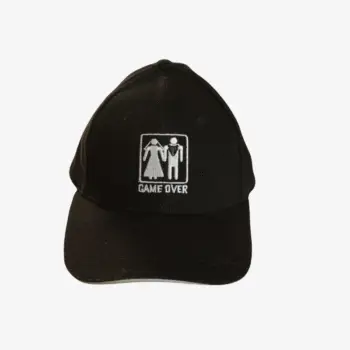 Zwarte baseball cap met wit geborduurd “Game Over”-logo van bruid en bruidegom, perfect voor vrijgezellenfeest