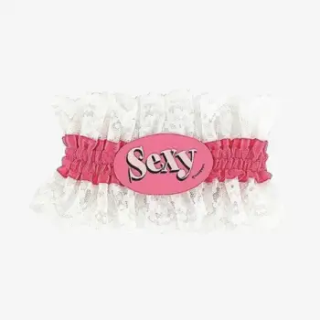 Witte kanten kousenband met roze satijnen band en ‘Sexy’-label, perfect voor vrijgezellenfeest of bruiloft