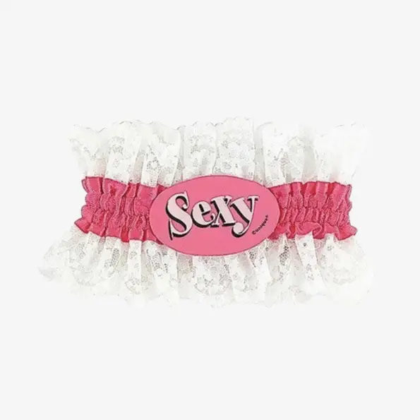 Witte kanten kousenband met roze satijnen band en ‘Sexy’-label, perfect voor vrijgezellenfeest of bruiloft