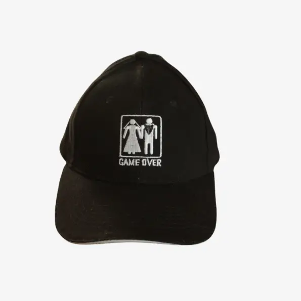 Zwarte baseball cap met wit geborduurd “Game Over”-logo van bruid en bruidegom, perfect voor vrijgezellenfeest