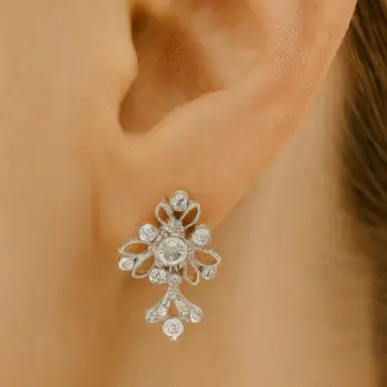 Oorbellen Granada – Zilverkleurige stekertjes met strass en hangertje (2,5 cm)
