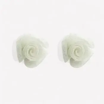 Oorbellen Tallinn – Organza bloem op zilverkleurig stekertje (1,5 cm)