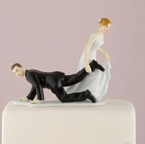 Porseleinen taarttopper met bruid die bruidegom meesleept, humoristisch bruidspaar ontwerp