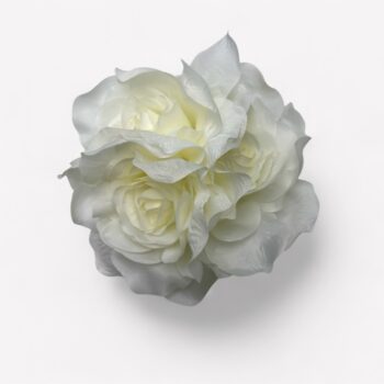 Ivoorkleurige bloemaccessoire met drie rozen – met speld en haarclip (18 cm)