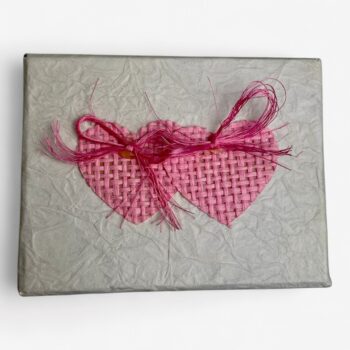 Vierkant doosje met roze hartjes – cadeau- of ringdoosje (9,5 × 7 × 5,5 cm)