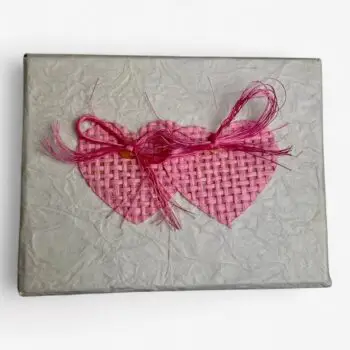 Vierkant doosje met roze hartjes – cadeau- of ringdoosje (9,5 × 7 × 5,5 cm)