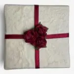 Geschept papieren doosje met bordeaux roosjes