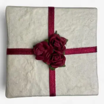 Geschept papieren doosje met bordeaux roosjes