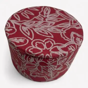 Rood ringdoosje met bloemmotief en magneetsluiting