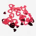Metallic rode hartjesconfetti – romantische tafeldecoratie