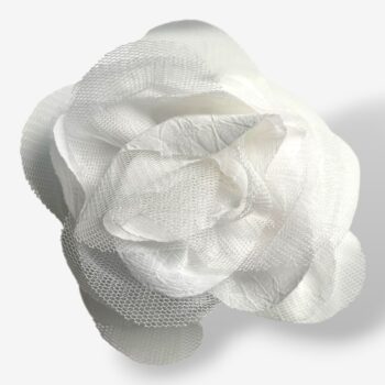 Haarbloem Ivory Cloud – organza bloem als kam of broche