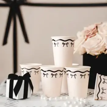 Papieren bekers met strikjes – crème & zwart (220 ml, 6 stuks)