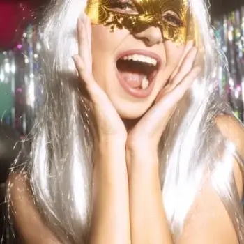 Carnaval masker donker goud – 17 × 9 cm