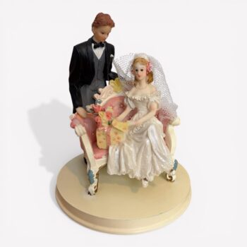 Taarttoper, bruid op een bankje